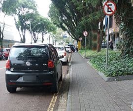 Quando se trata de estacionamento eu posso estacionar meu veículo automotor no meio-fio pintado de amarelo?