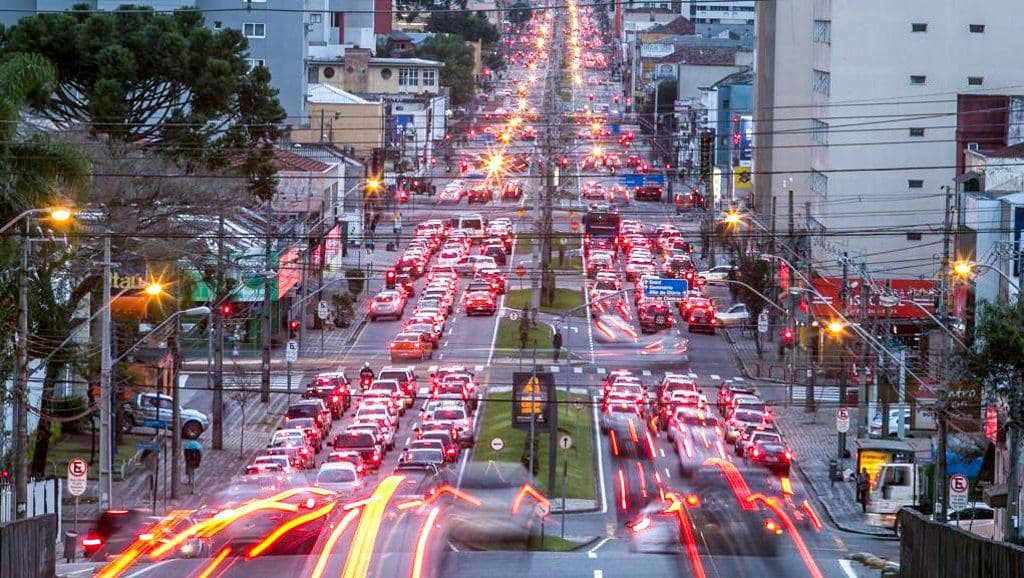 Pesquisa aponta que aplicativos de transportes aumentam trânsito nas cidades brasileiras