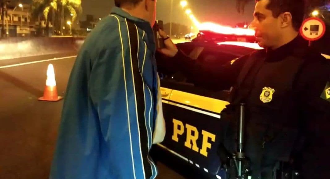 PRF usa novo tipo de bafômetro e flagra 55 motoristas embriagados na BR-101